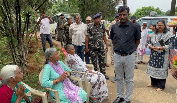 Deputy Commissioner Manjunath Bhajantri inspected Kulagu Piska Nagadi Old Age Home.