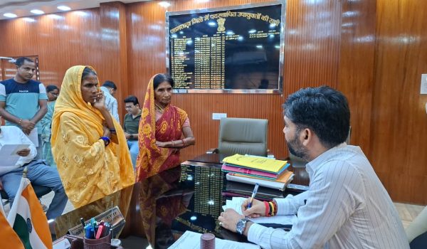 Jamtara Deputy Commissioner listened to the problems of common people in Janata Darbar.