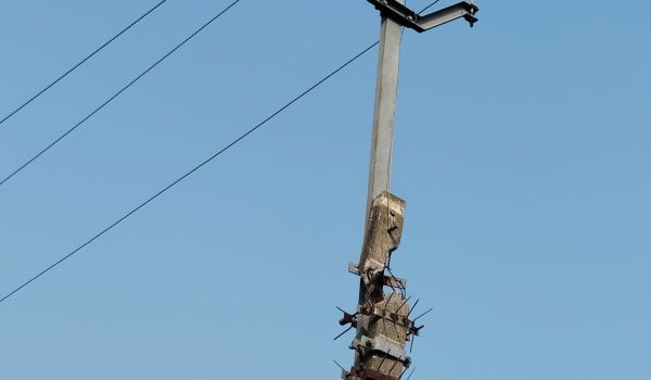 A dilapidated electric pole of eleven thousand volts can cause a major accident, the department is silent