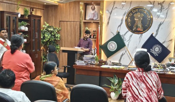 Deputy Commissioner listened to the problems of common people in Janata Darbar.