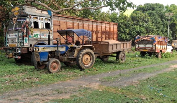 03 tractors loaded with illegal sand and 01 tractor loaded with stone chips were seized.