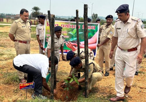 Jamtara Police took the pledge of greenery, planted large trees in the police center