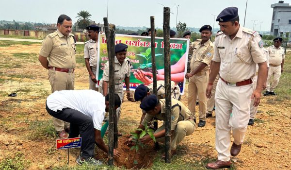 Jamtara Police took the pledge of greenery, planted large trees in the police center