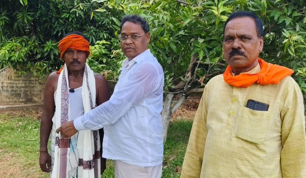 BJP leader Suresh Mahto honored Jharkhand movement activist and farmer Ramchandra Rana by presenting him with an *angavastra* (ceremonial stole).